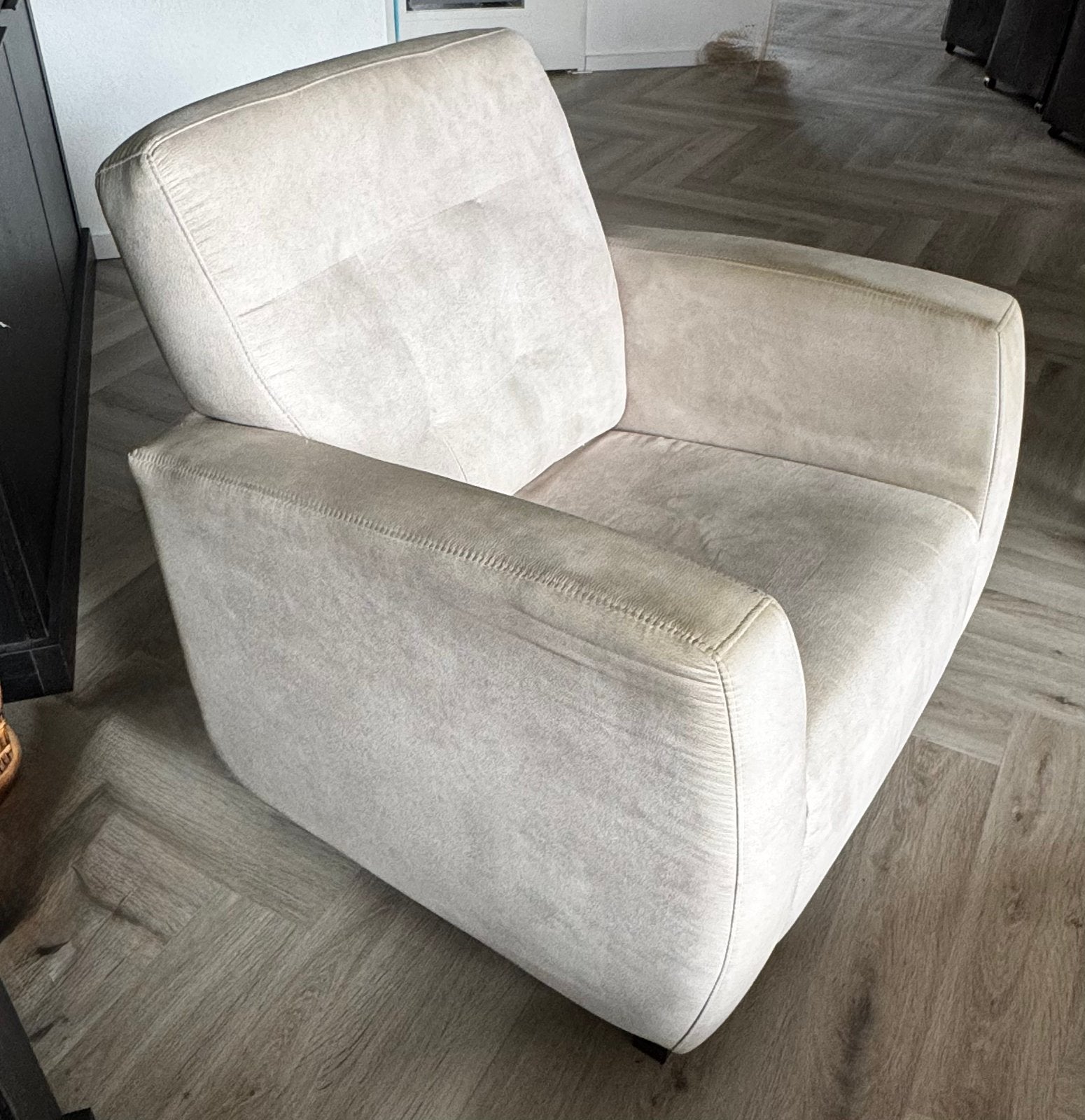Fauteuil creme kleur met donkerbruine pootjes, Huis en Inrichting, Fauteuils, Ophalen, Gebruikt