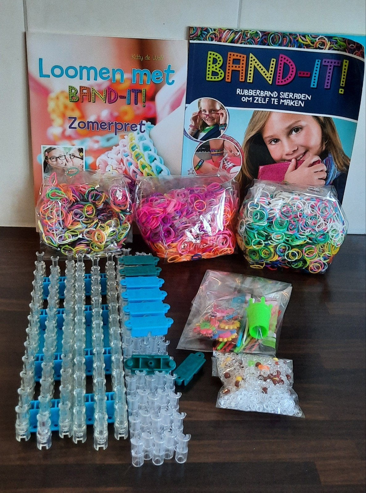 Heel veel loombandjes & materiaal -incl 2 loombandjes boeken, Overige thema's, Nieuw, Meerkleurig, Ophalen of Verzenden