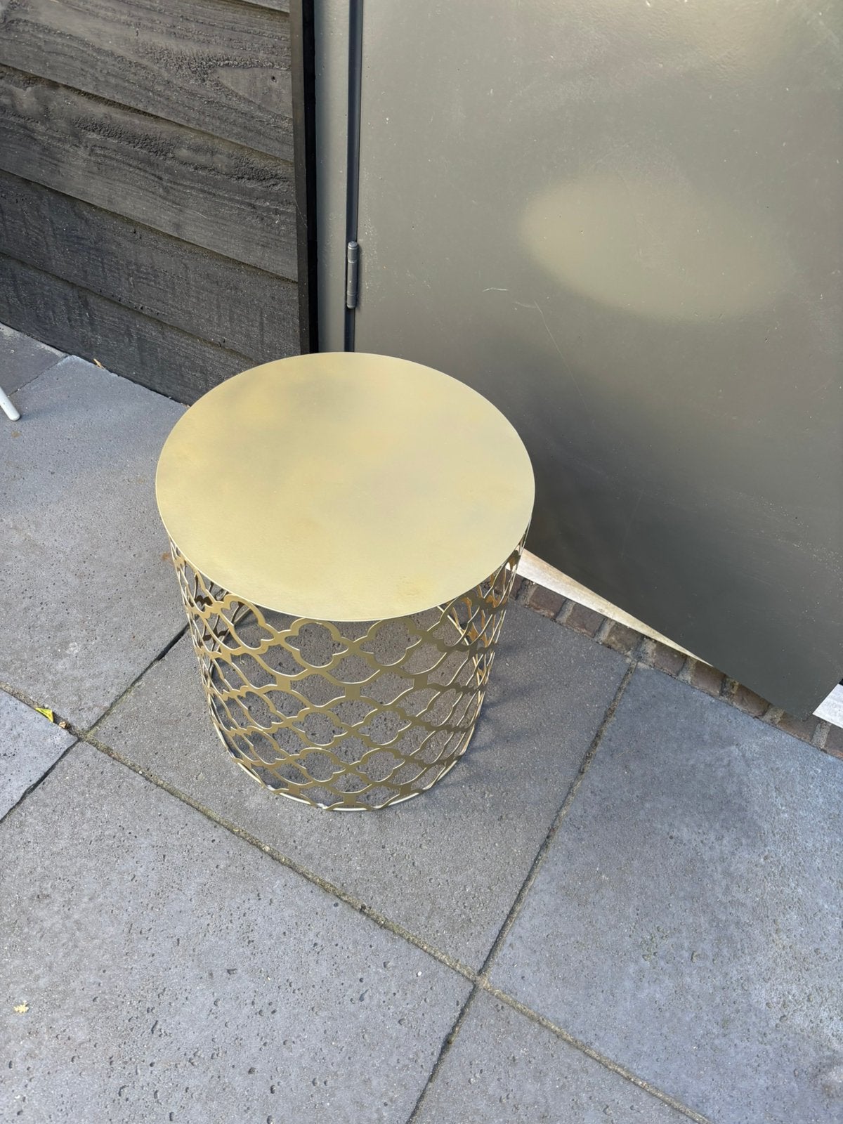 Leuke goudkleurige metalen Arabische stijl bijzettafel, Minder dan 55 cm, Metaal of Aluminium, Rond, Zo goed als nieuw