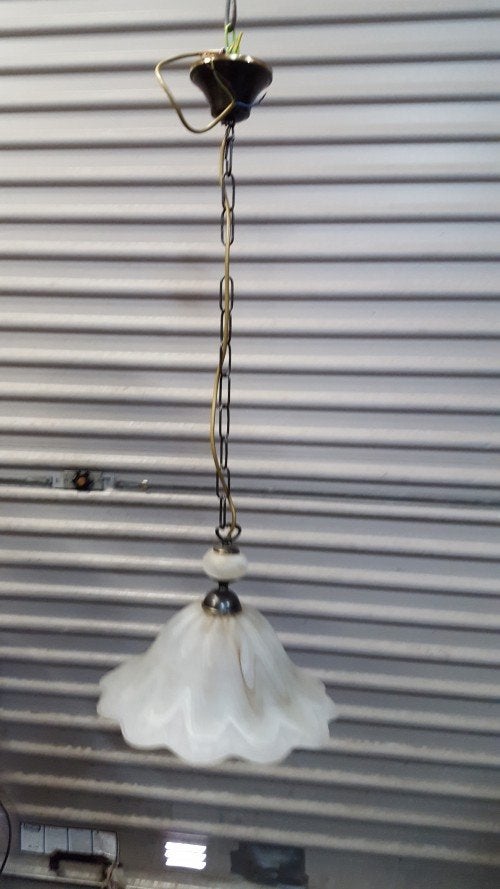Hanglamp van messing met wit bruine glazen kap, Ophalen of Verzenden, 'T Olde Gre-j, Info@toldegrej.nl, Endepoelstraat 20f Didam