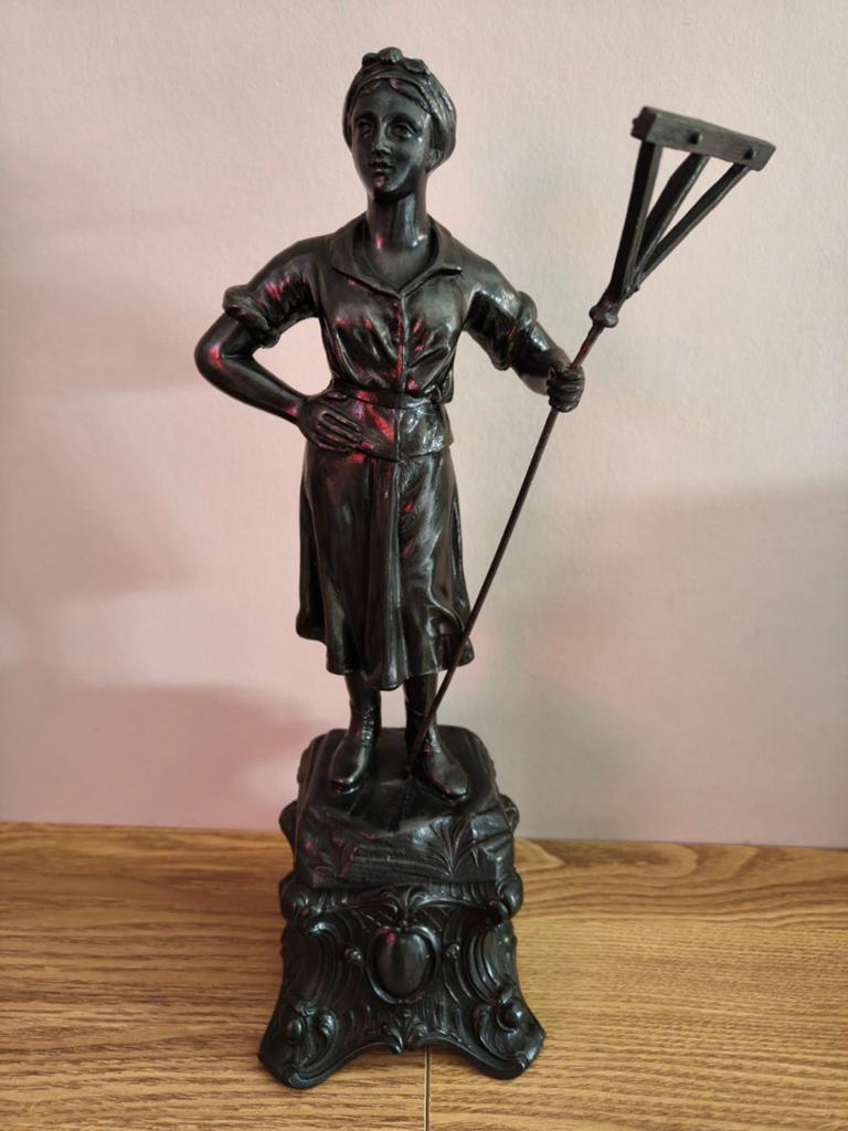 Antiek Frans Spelter Beeld – Boerin met Hooihark (ca. 1900), Antiek en Kunst, Ophalen of Verzenden, Brons, Beeld, 20 - 50 cm