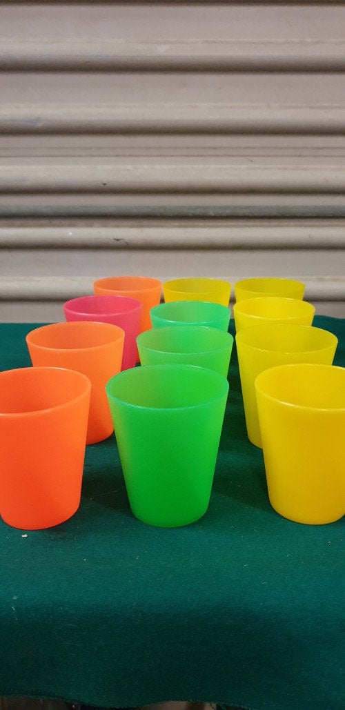 drinkbekers gekleurd kunststof, 12 x, Ophalen of Verzenden, 'T Olde Gre-j, Info@toldegrej.nl, Endepoelstraat 20f Didam