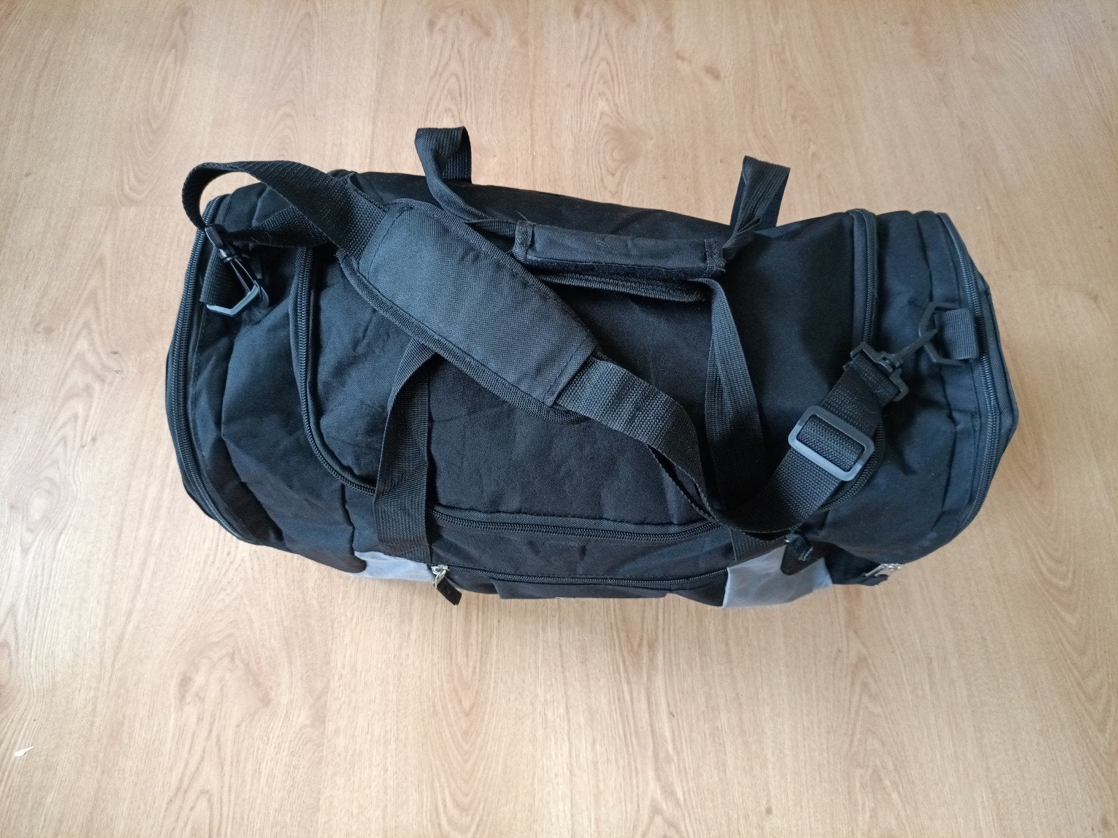 Reistas Zwart/Grijs - Osaaga Sporttas met Schouderband, Gebruikt, 20 tot 30 cm, Zwart, Ophalen of Verzenden