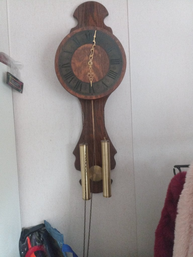 Antieke wandklok met slinger en gewichten, Ophalen