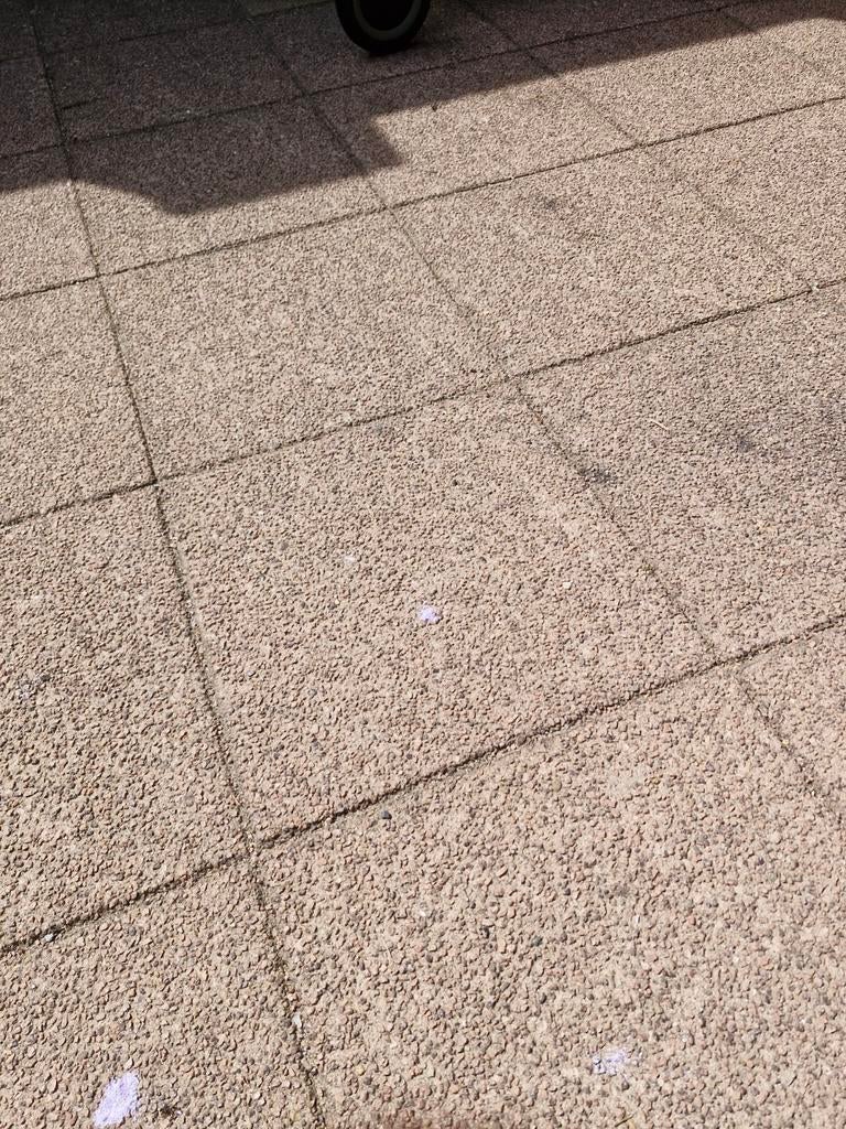 Gratis: Groffe grindtegels 40x40x4, ca. 20m2, Gebruikt, Ophalen of Verzenden, 10 m² of meer, Grind