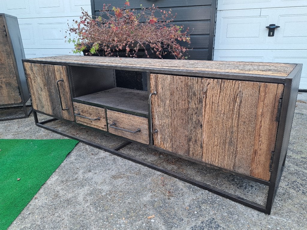 Foto 7 van Stoere Moderne Rubuuste en Landelijke Meubels