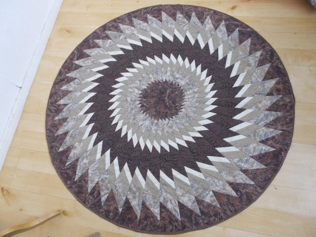 Bruin hand gemaakt apart rond tafel/vloer kleed, Huis en Inrichting, Verzenden, Rond, Bruin, Zo goed als nieuw
