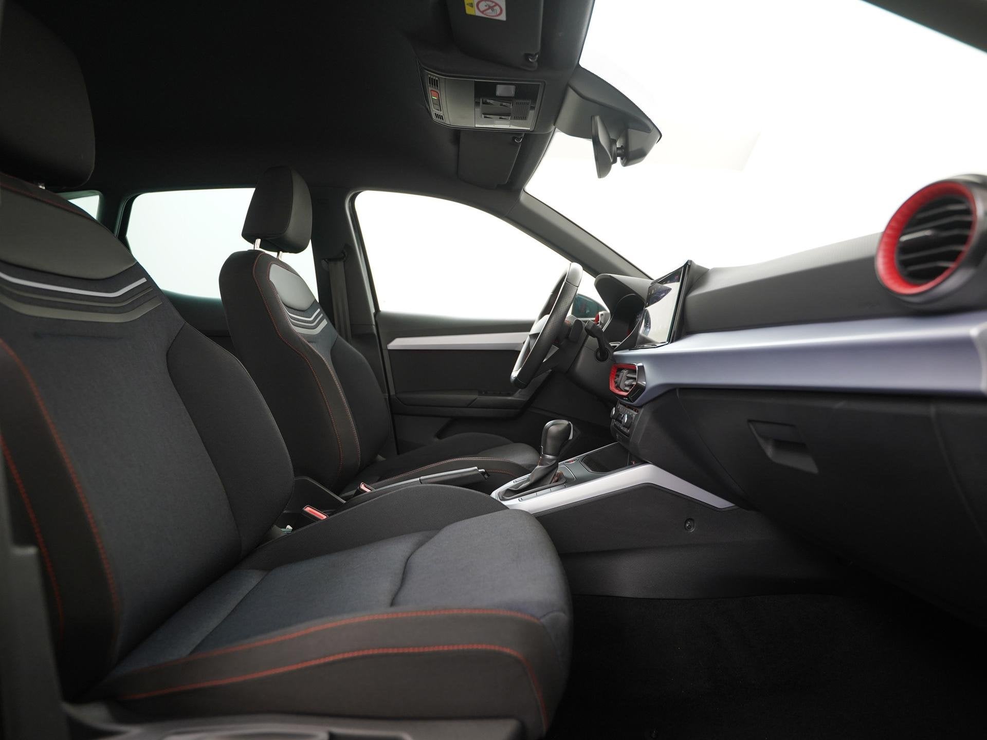 SEAT Arona 1.5 TSI FR DSG | Trekhaak | Digital Cockpit | Zon, Auto's, 4 cilinders, Alcantara, Zwart, 630 kg