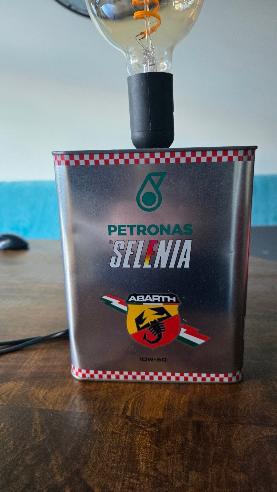 Handgemaakte Abarth Olieblik Tafellamp - Uniek Design, Overige merken, Meerkleurig, Sfeerlamp, Metaal