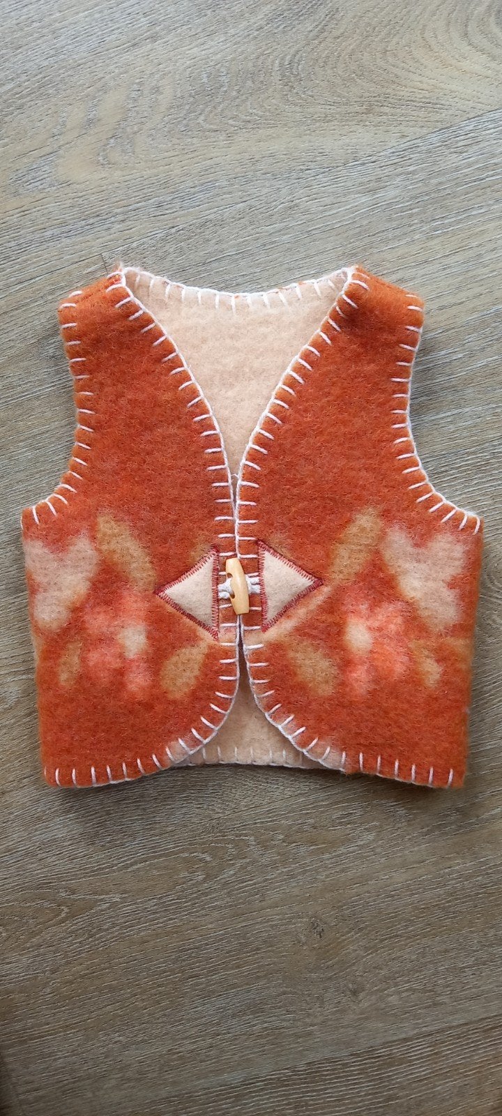 Handgemaakte bodywarmer maat 74 van wollen AaBe deken, Kinderen en Baby's, Handgemaakt, Nieuw, Ophalen of Verzenden, Truitje of Vestje