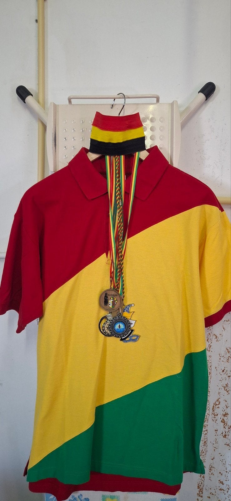 Carnaval Polo Shirt met Medailles -7 Maat L, Maat 52/54 (L), Carnaval, Nieuw, Ophalen of Verzenden