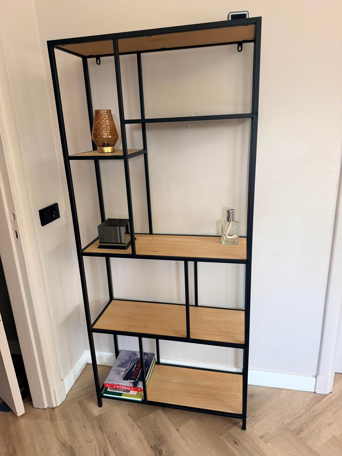 Zwarte open kast met houten planken, Ophalen, Met plank(en), 50 tot 100 cm, Zo goed als nieuw