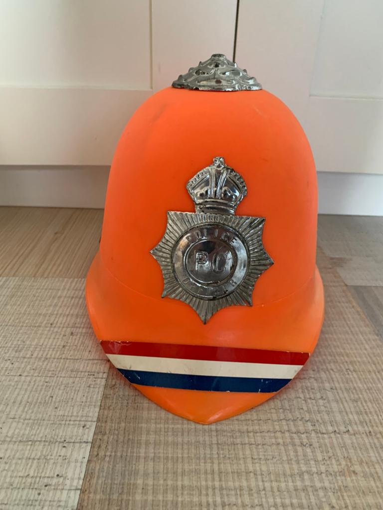 Oranje politiehelm, Ophalen of Verzenden, Zo goed als nieuw, Oranje of Koningsdag
