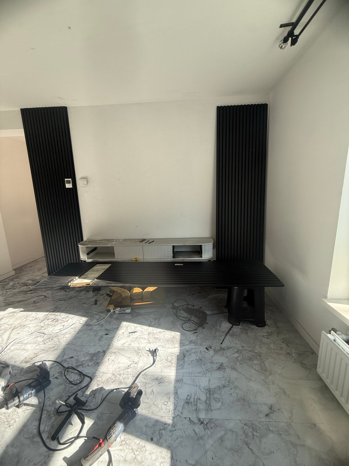Moderne TV-meubel met wandpanelen en marmerlook, Ophalen of Verzenden, Zo goed als nieuw, 200 cm of meer, 150 tot 200 cm