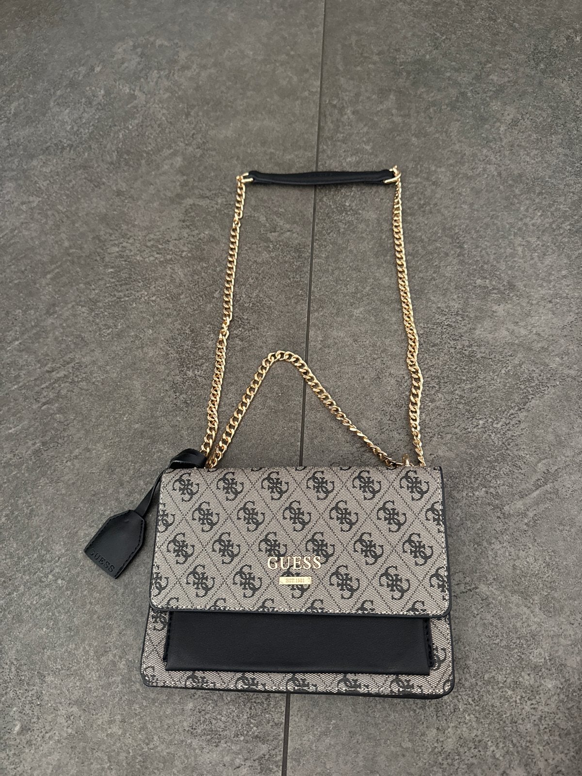 Guess tas grijs met zwart, Ophalen of Verzenden, Zo goed als nieuw, Beige, Schoudertasje