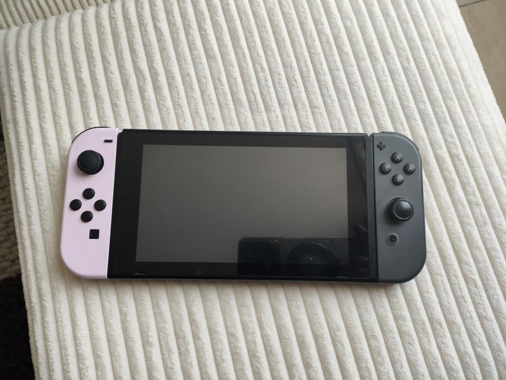 Nintendo Switch (2019 Upgrade) met roze Joy-Con, Spelcomputers en Games, Spelcomputers | Nintendo Switch, Switch 2019 Upgrade