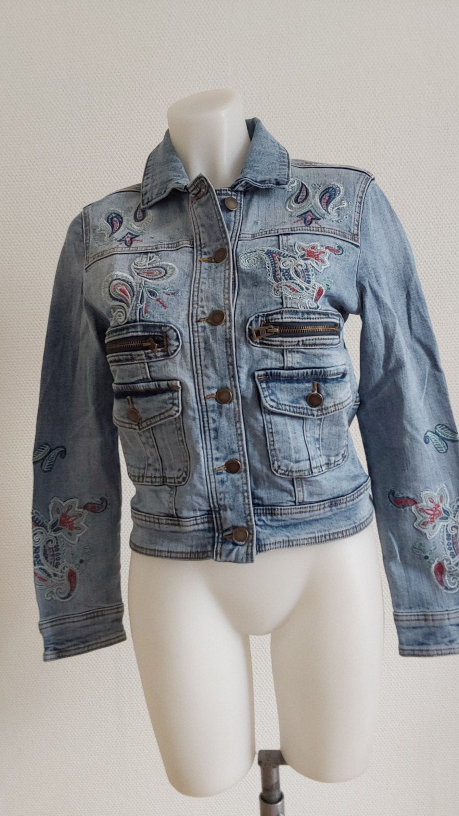 Nieuwe Desigual spijkerjas maat S met borduursels, Blauw, Nieuw, Ophalen of Verzenden, Desigual