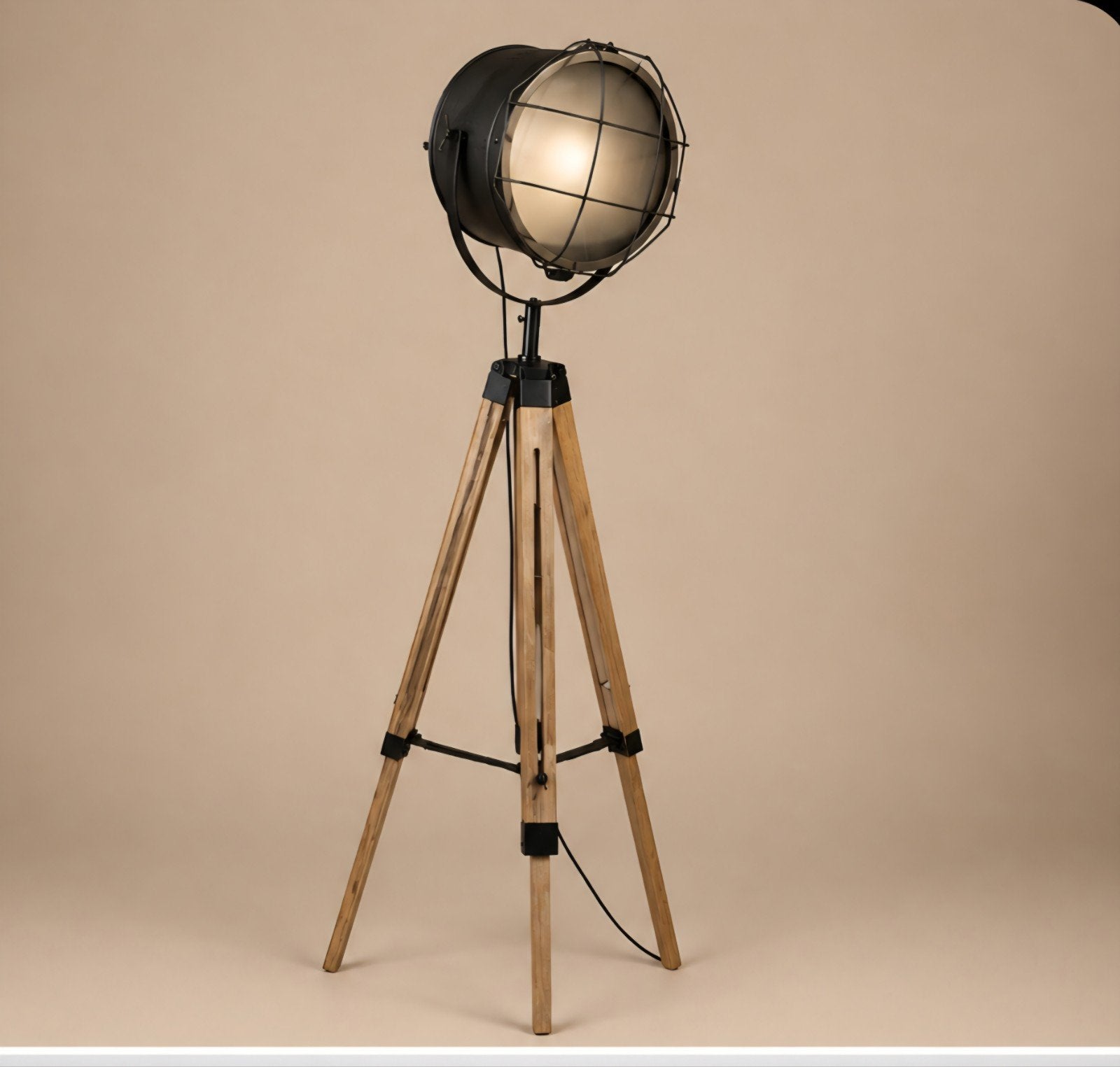 Verstelbare industriële vloerlamp met houten statief, Ophalen, 100 tot 150 cm, Zo goed als nieuw, Industrieel