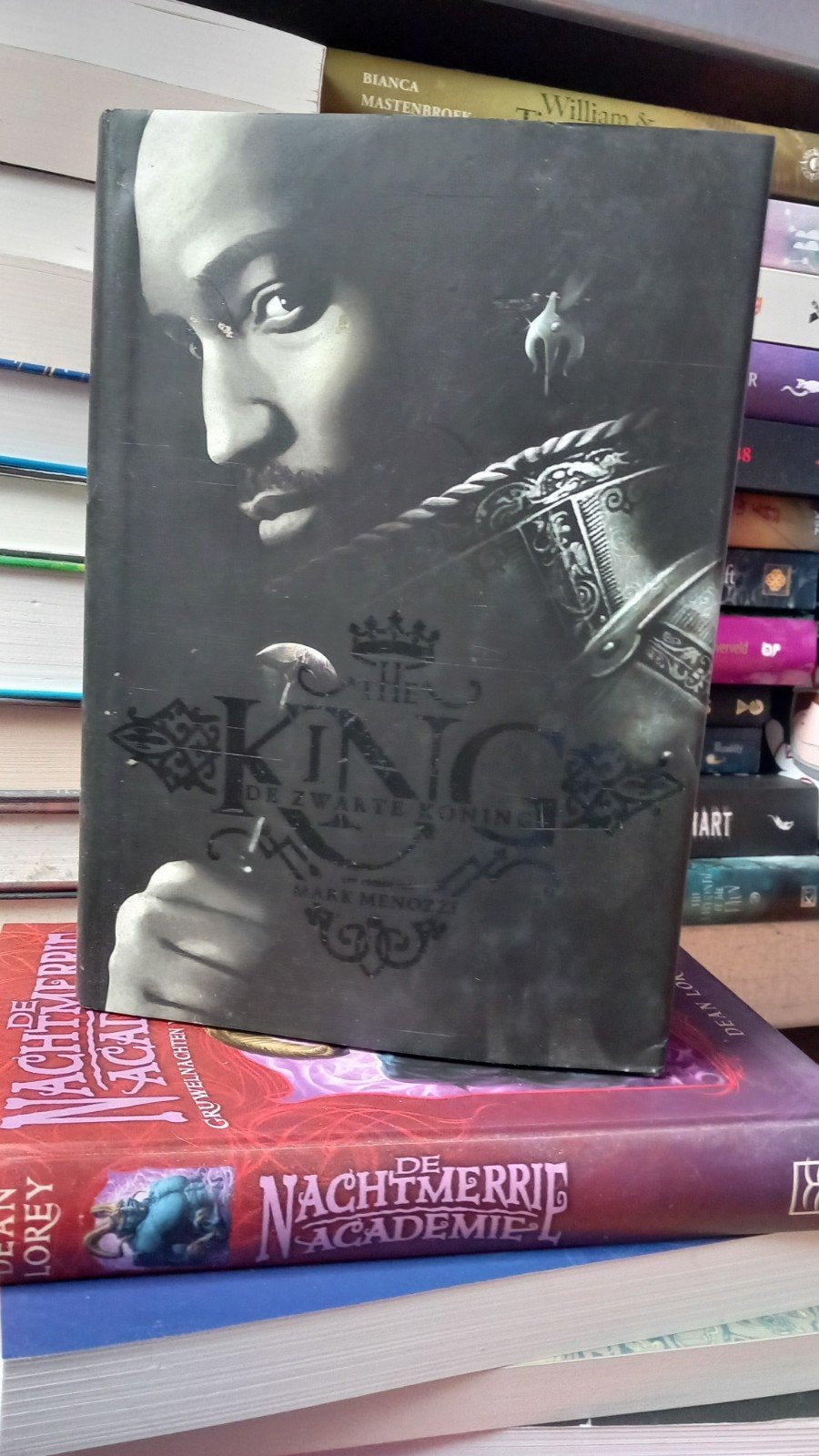 De Zwarte Koning - Mark Menozzi (Hardcover), Ophalen of Verzenden, Zo goed als nieuw, Mark Menozzi