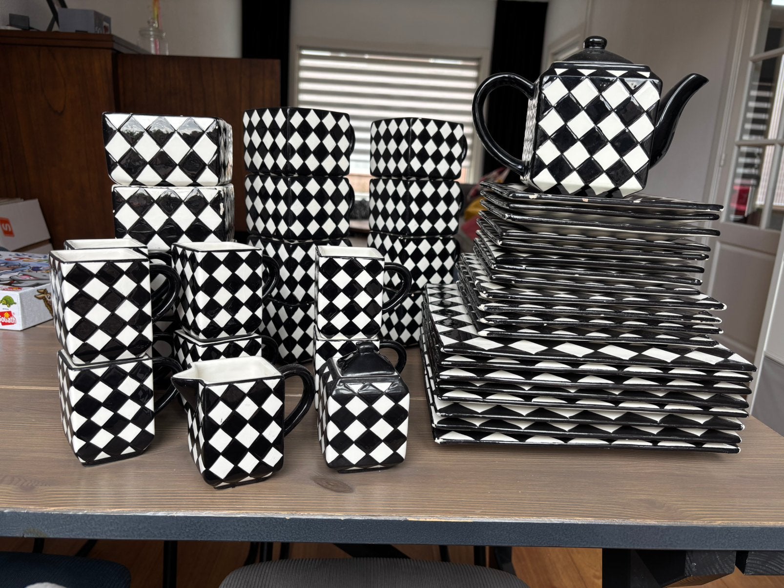 45 delige servies set zwart wit geblokt - vierkant, Ophalen, Keramiek, Zo goed als nieuw, Bord(en)