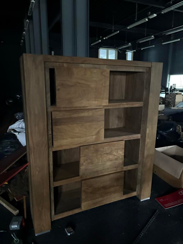 Houten boekenkast met schuifpanelen, Ophalen