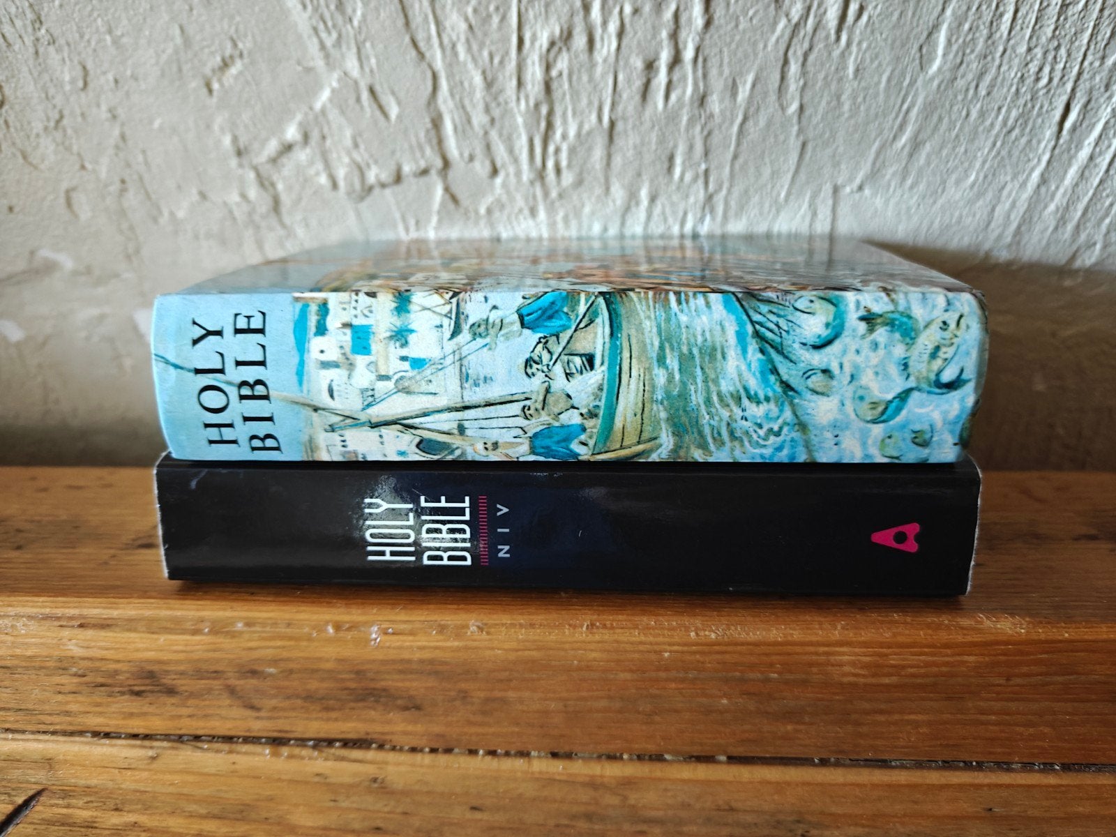2 X Holy Bible., Boeken, Ophalen of Verzenden, Zo goed als nieuw