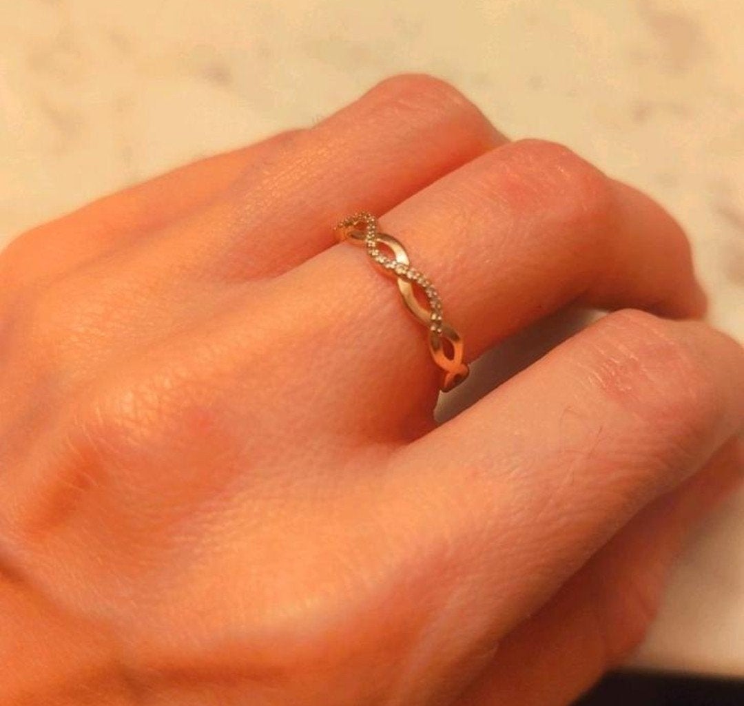 14kt gouden ring met 20 zirkonia's, Sieraden, Tassen en Uiterlijk, Ringen, 18 tot 19, Ophalen of Verzenden, Zo goed als nieuw