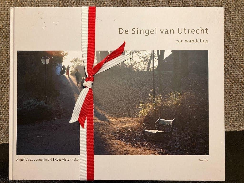 De Singel van Utrecht een wandeling, Boeken, Ophalen of Verzenden, 20e eeuw of later, Zo goed als nieuw, Kees Visser