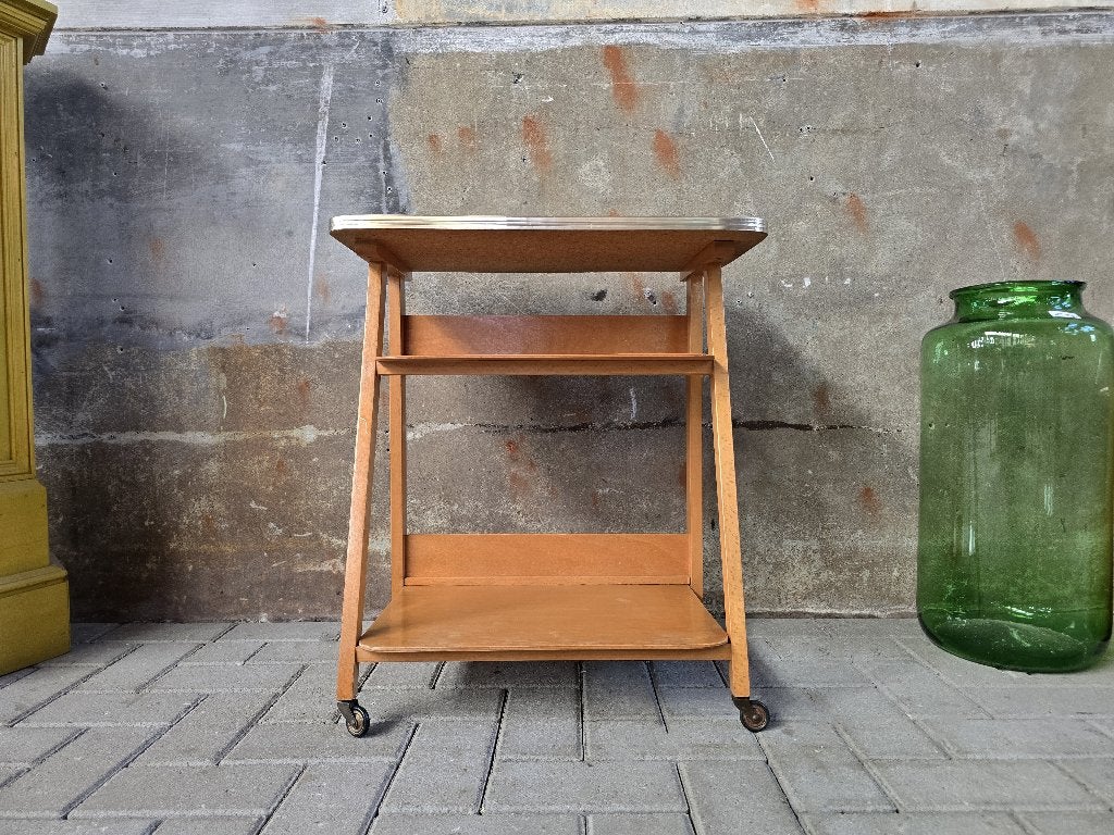 Mid Century Bijzettafel Geel Formica | Vintage Tafeltje, Huis en Inrichting, Tafels | Bijzettafels, Gebruikt, Overige vormen, 60 cm of meer