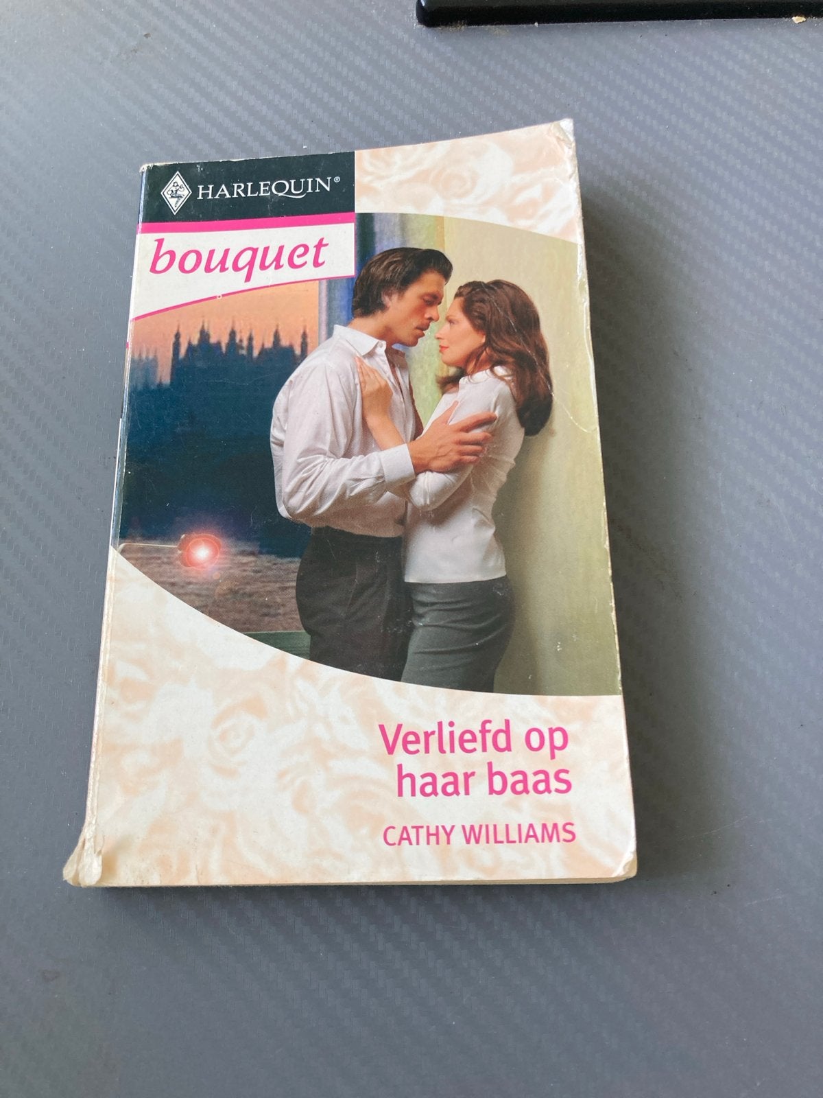 Harlequin Bouquet: Verliefd op haar baas - Cathy Williams, Ophalen of Verzenden, Gelezen