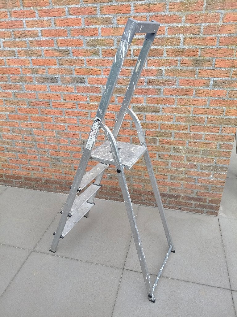 Stevige aluminium huishoudtrap met 4 treden, Huis en Inrichting, Ophalen, Gebruikt, Overige materialen