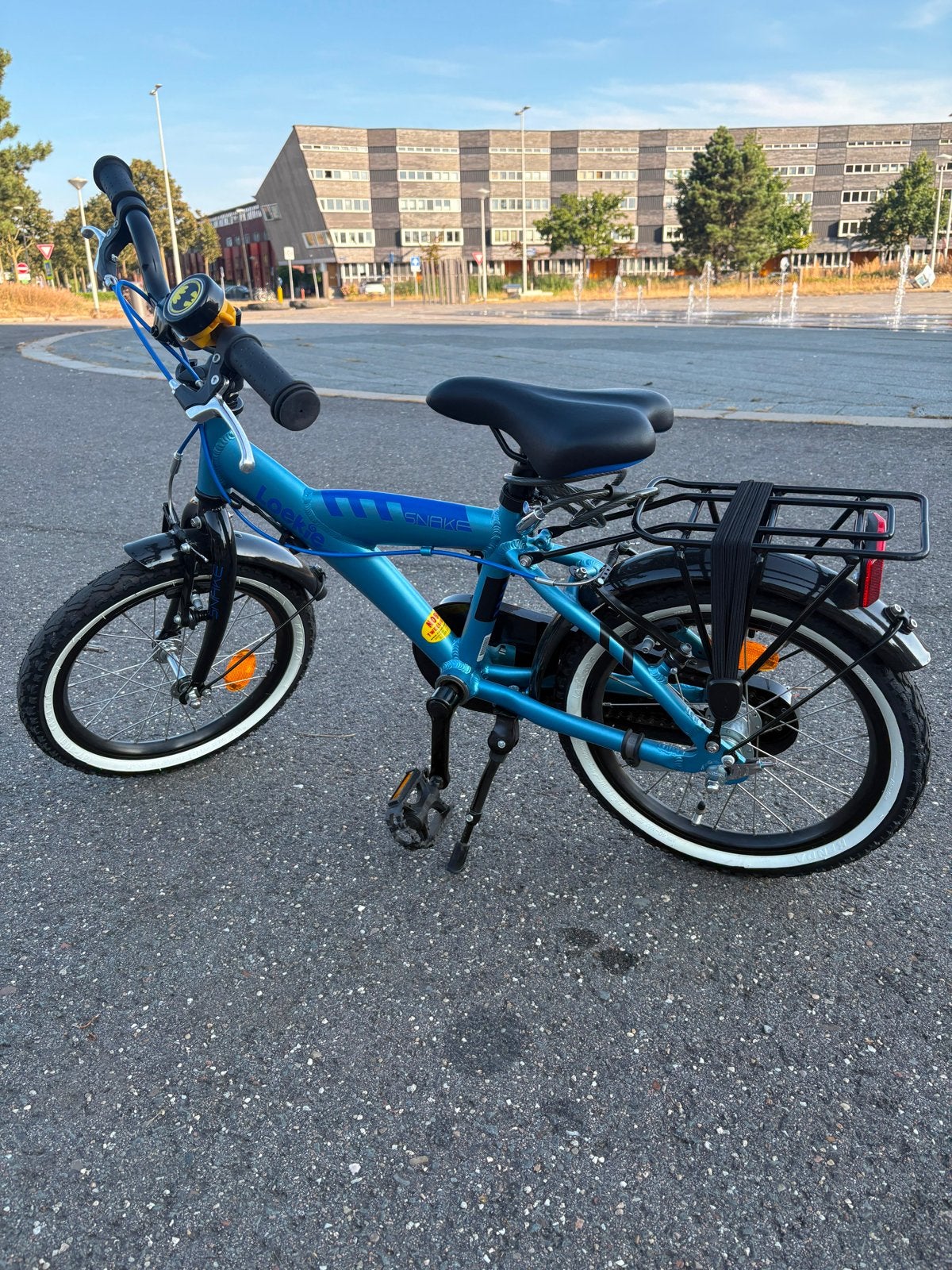 Loekie Snake Kinderfiets 16 inch - Zo goed als nieuw, Fietsen en Brommers, Fietsen | Kinderfietsjes, Ophalen, Zijwieltjes, Velgrem