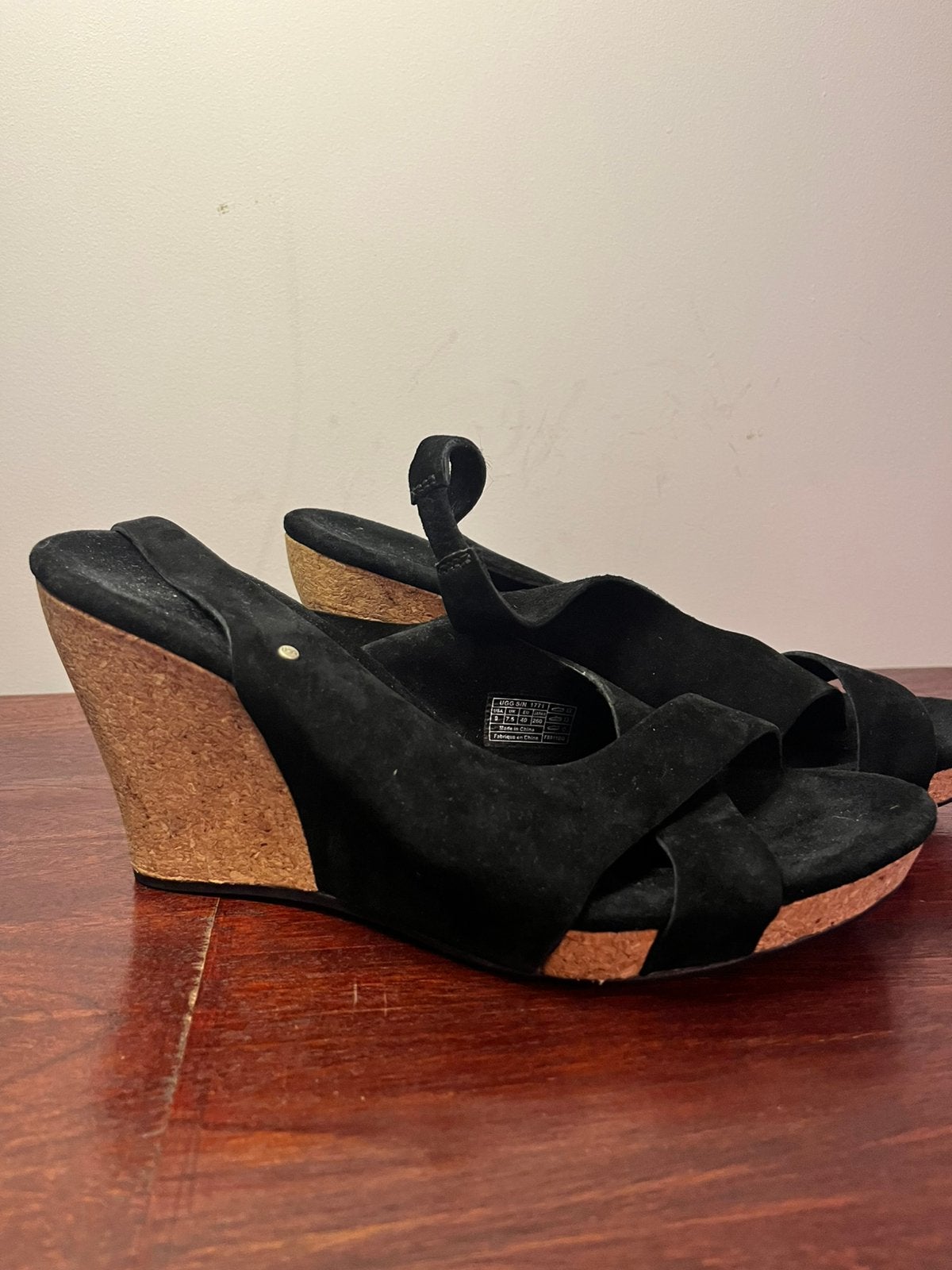 UGG Hazel zwarte leren sleehak sandalen maat 40, Verzenden, Zwart, Sandalen of Muiltjes, Zo goed als nieuw