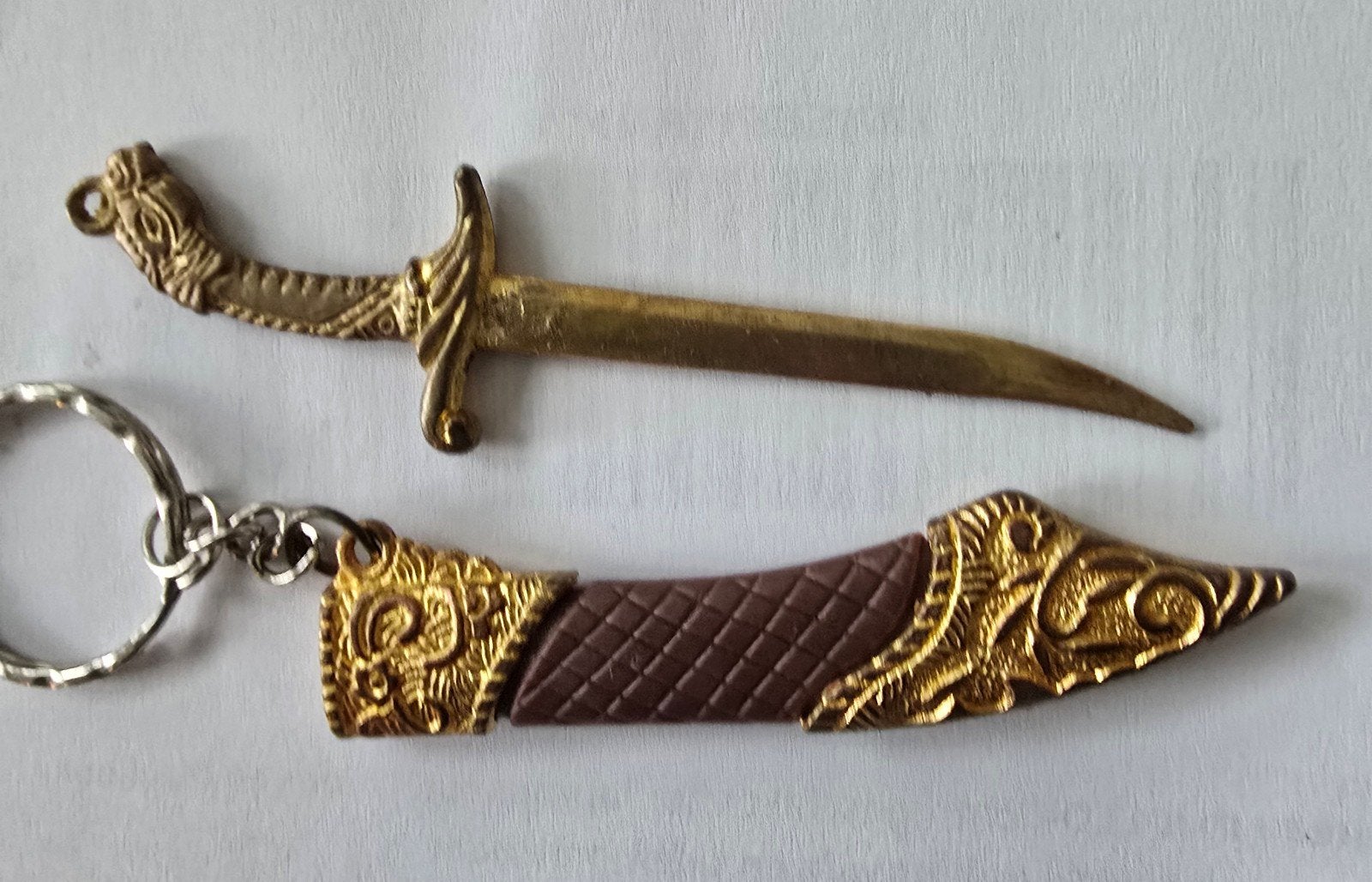 Sleutelhanger met zwaard en schede - Uniek design, Ophalen of Verzenden, Gebruikt, Overige typen