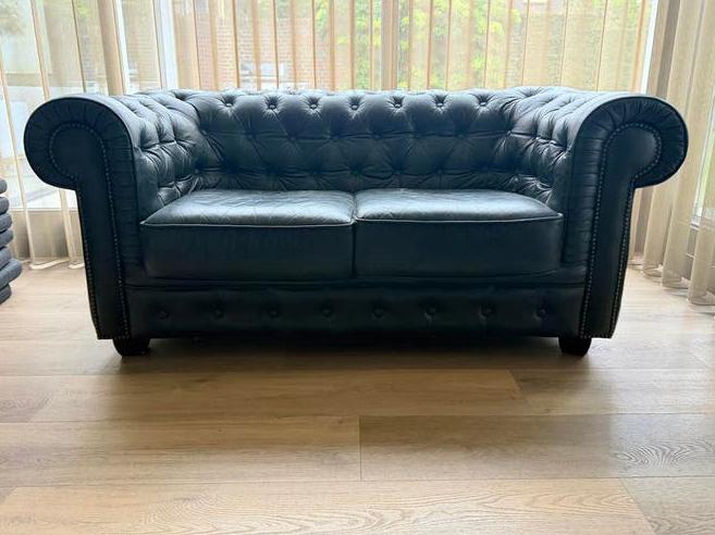 Chesterfield tweepersoonsbank in donkergroen leer, Ophalen, 150 tot 200 cm, Tweepersoons, Zo goed als nieuw