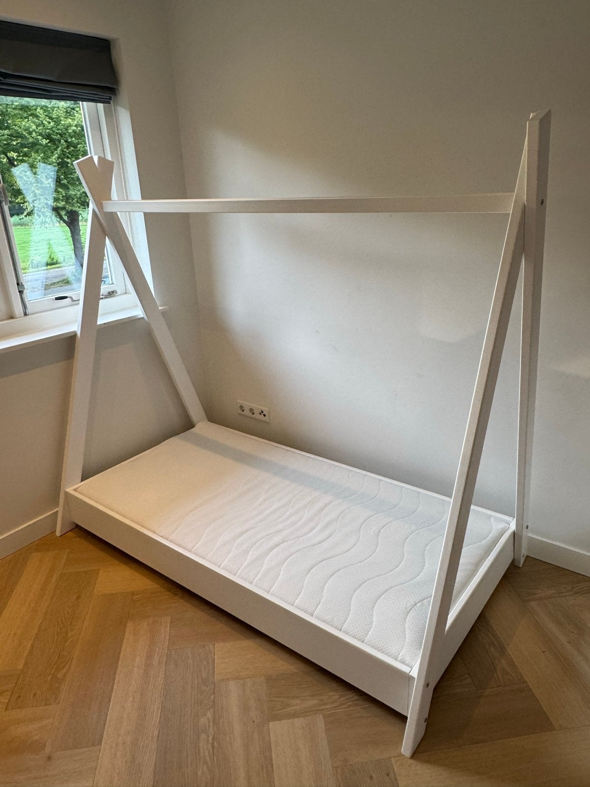 Wit kinderbed (huisbed/tipibed) met matras, Ophalen, Gebruikt, 70 tot 85 cm, 140 tot 160 cm