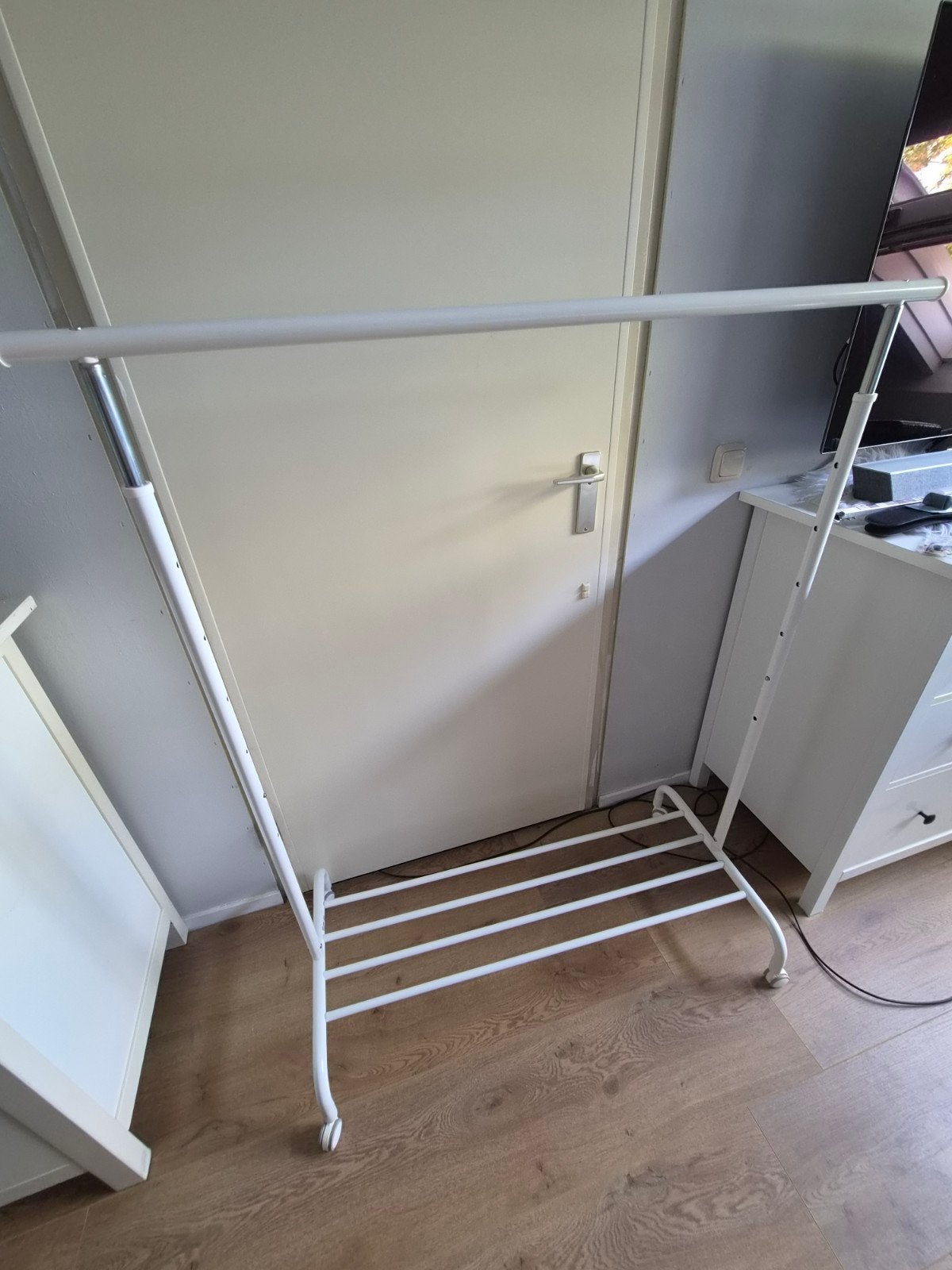 IKEA RIGGA Kledingrek - Wit, Verstelbaar, Met Wielen, Ophalen, Met wielen, Zo goed als nieuw