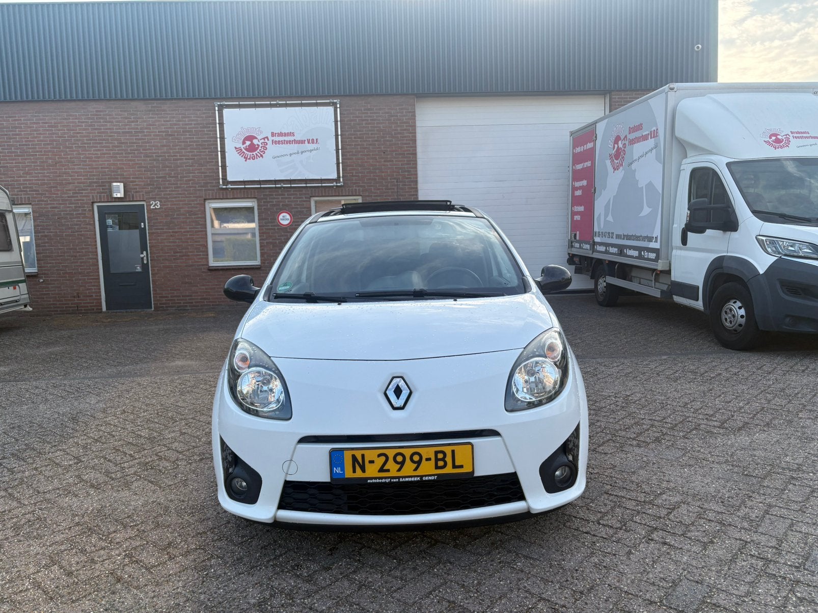 Renault Twingo 1.2 16V 2009 Lage km/airco/pano dak/apk/nwe D, Voorwielaandrijving, 4 cilinders, 4 stoelen, Wit