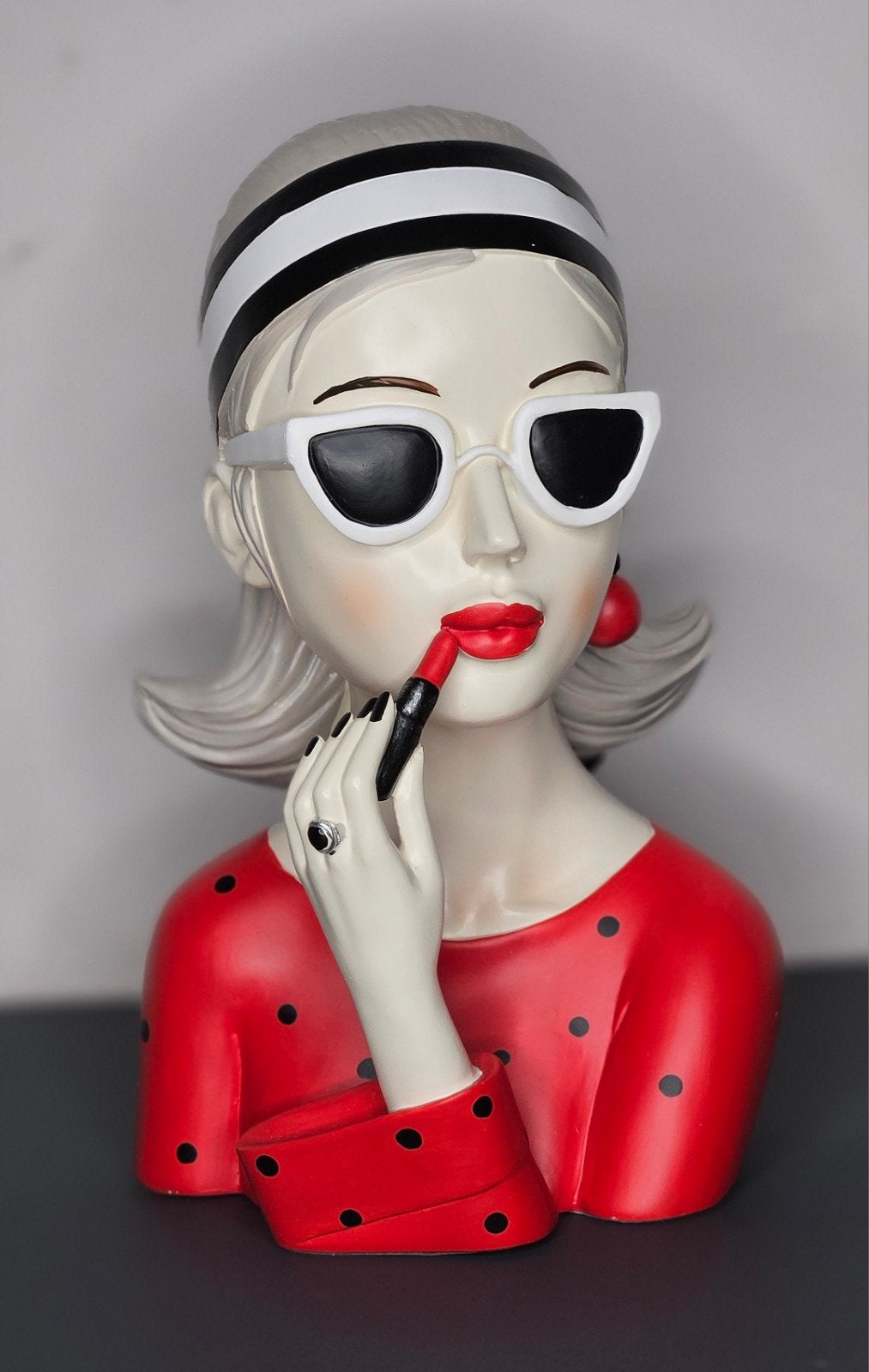 Beeldje  "Lippenstift lady" H.26cm, Verzamelen, Ophalen of Verzenden, Nieuw, Mens