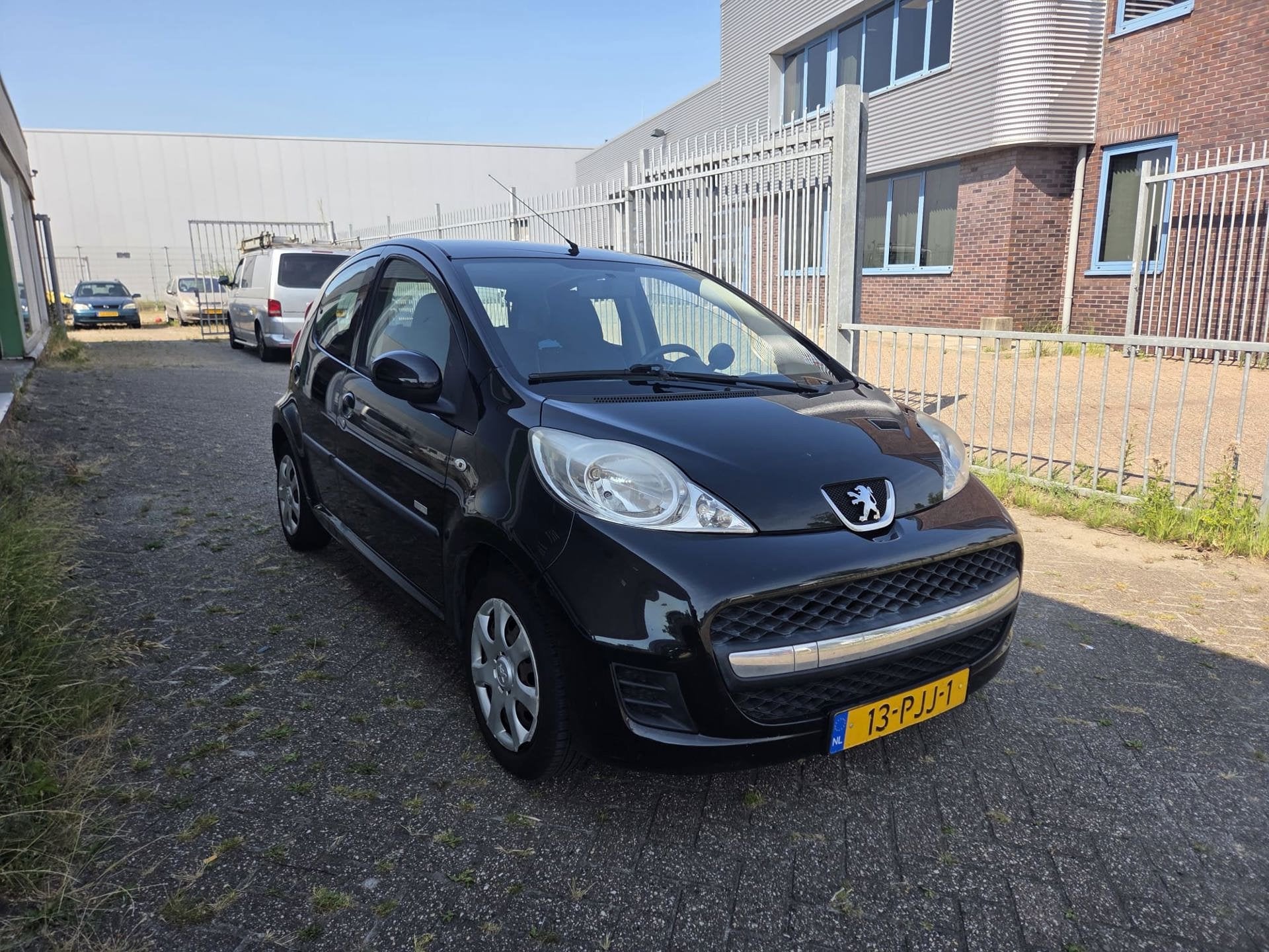 Peugeot 107 1.0-12V Millesim 200|AIRCO|5-DEURS|CARPLAY OPTIO, Voorwielaandrijving, Euro 5, Gebruikt, 4 stoelen