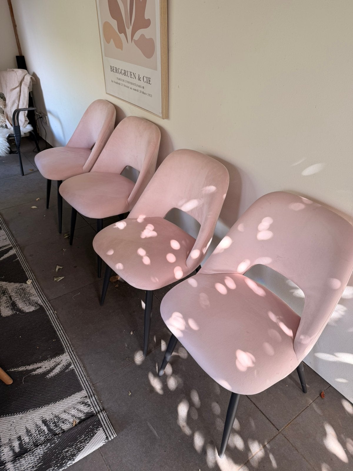 4 Lichtroze Pluche Stoeltjes met Mat Zwarte Pootjes, Huis en Inrichting, Stoelen, Ophalen, Overige kleuren, Zo goed als nieuw