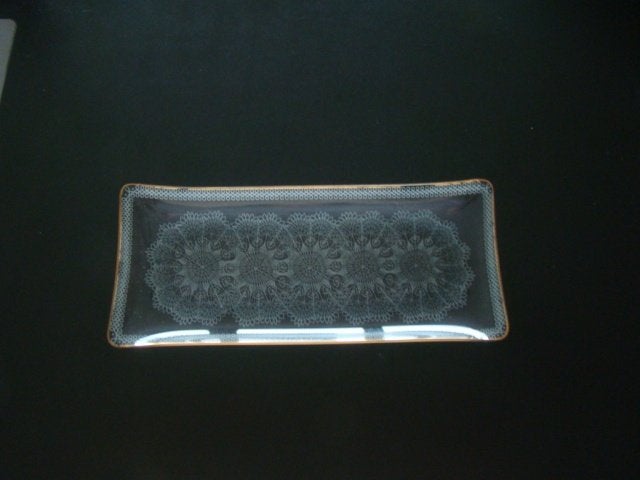Brocante glazen schaal met kantmotief / 33 x 14 cm, Antiek en Kunst, Ophalen of Verzenden