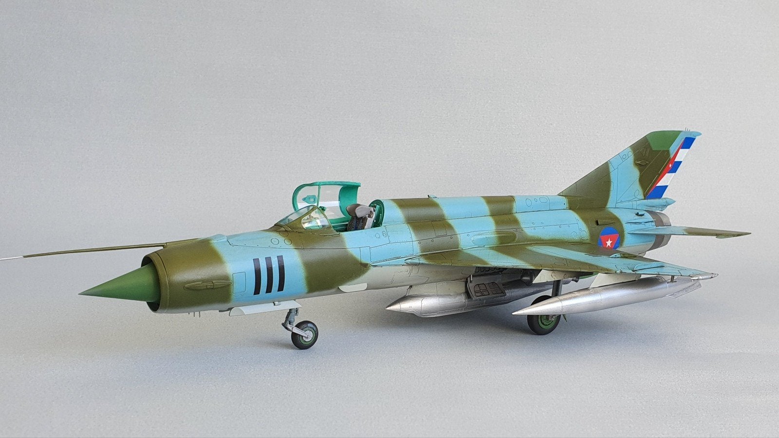 Gebouwd: Eduard 1/48 MiG-21 R Cuban AF, Gebruikt, Groter dan 1:72, Vliegtuig, Ophalen