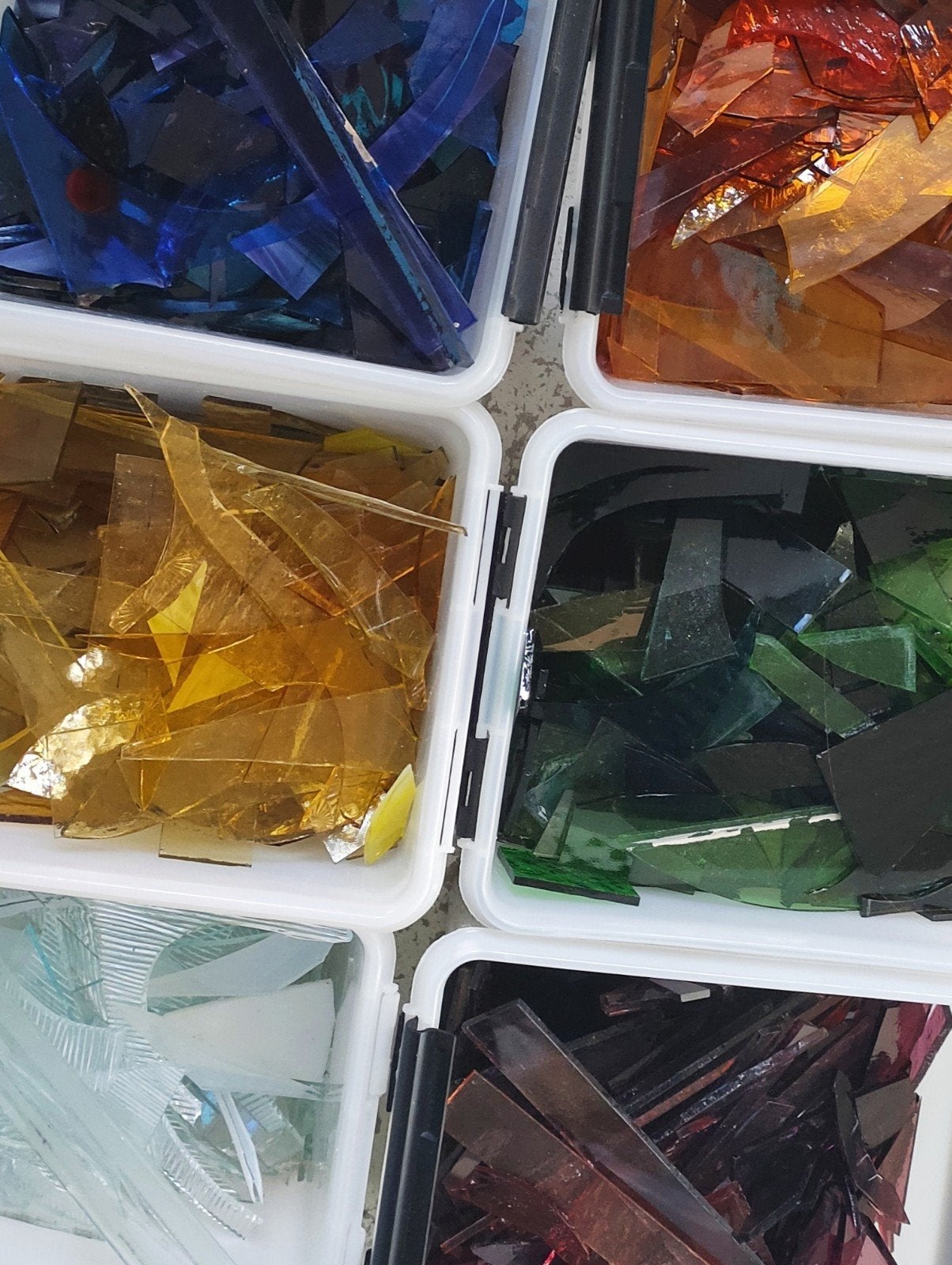 Gekleurd glas! Ca 4kg,  super voor Tiffany of mozaïek, Hobby en Vrije tijd, Overige Hobby en Vrije tijd, Ophalen of Verzenden