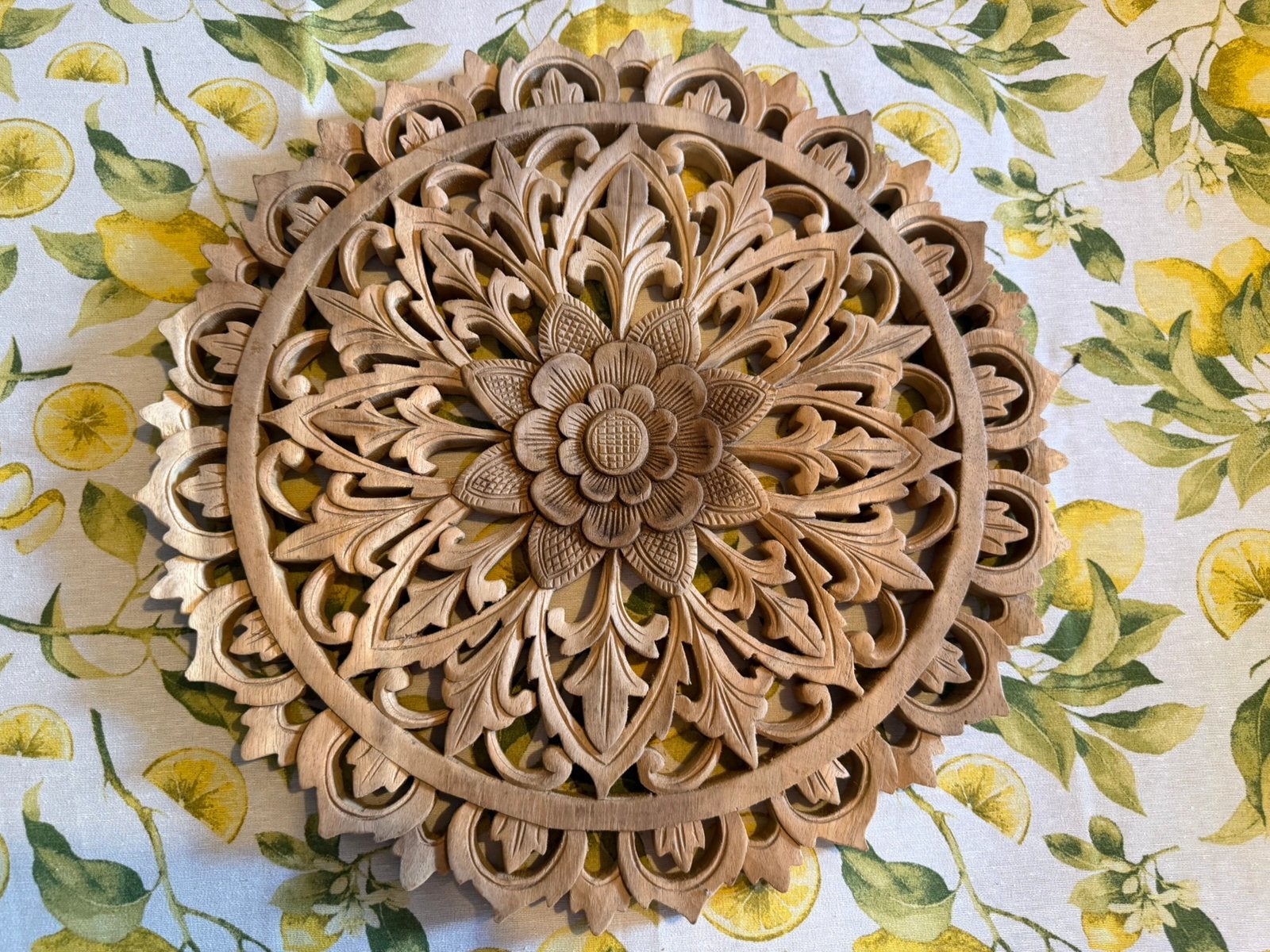 Houtsnijwerk mandala teakhout wandbord lees tekst, Huis en Inrichting, Boho, Hout, Nieuw, Ophalen of Verzenden