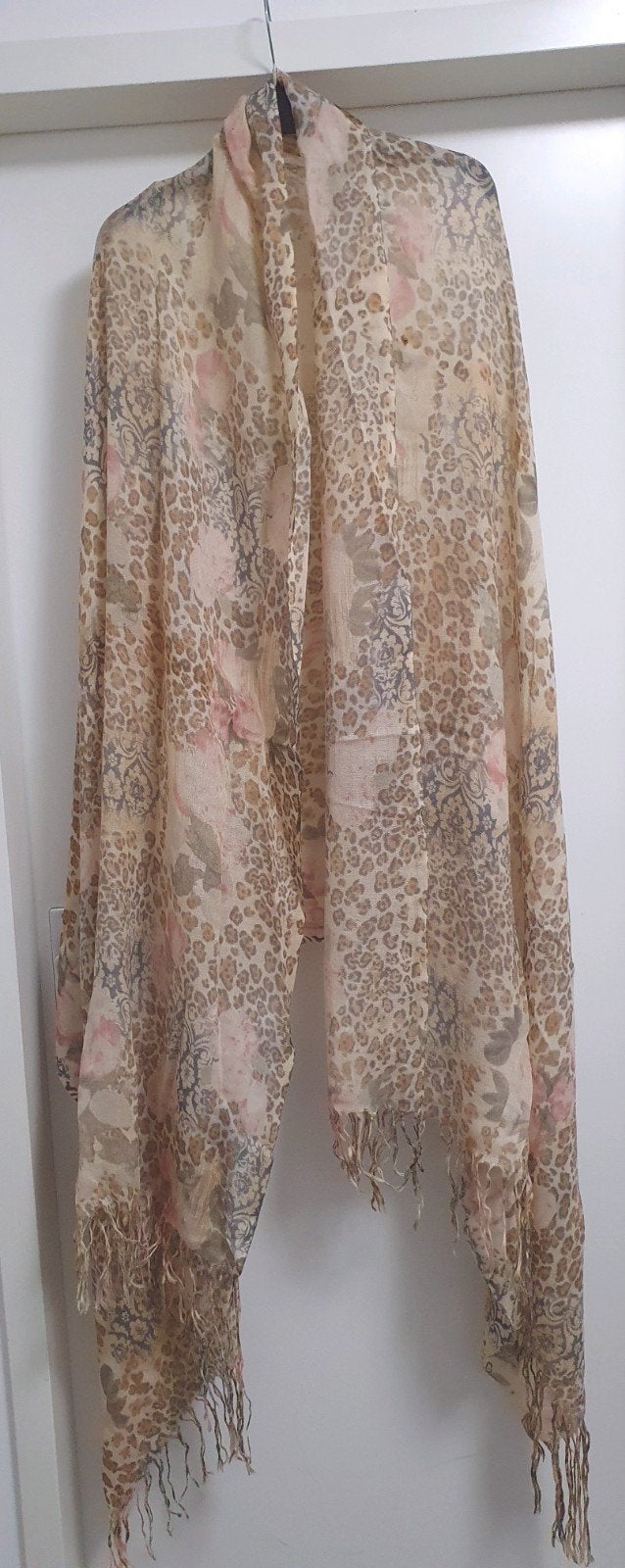 Sjaal met luipaardprint en bloemen, Kleding | Dames, Mutsen, Sjaals en Handschoenen, Maat 46/48 (XL) of groter, Ophalen of Verzenden