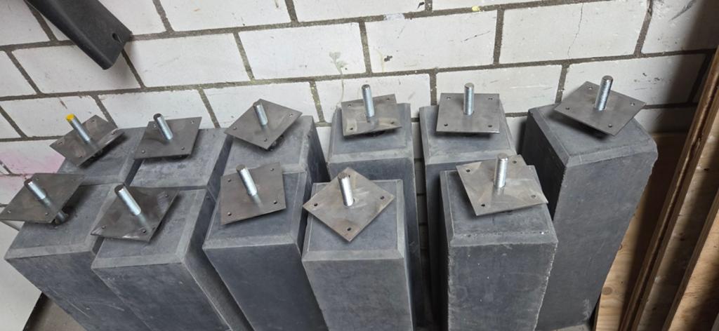 4 nieuwe beton poeren 150x150x600  met stel plaat., Ophalen, Nieuw