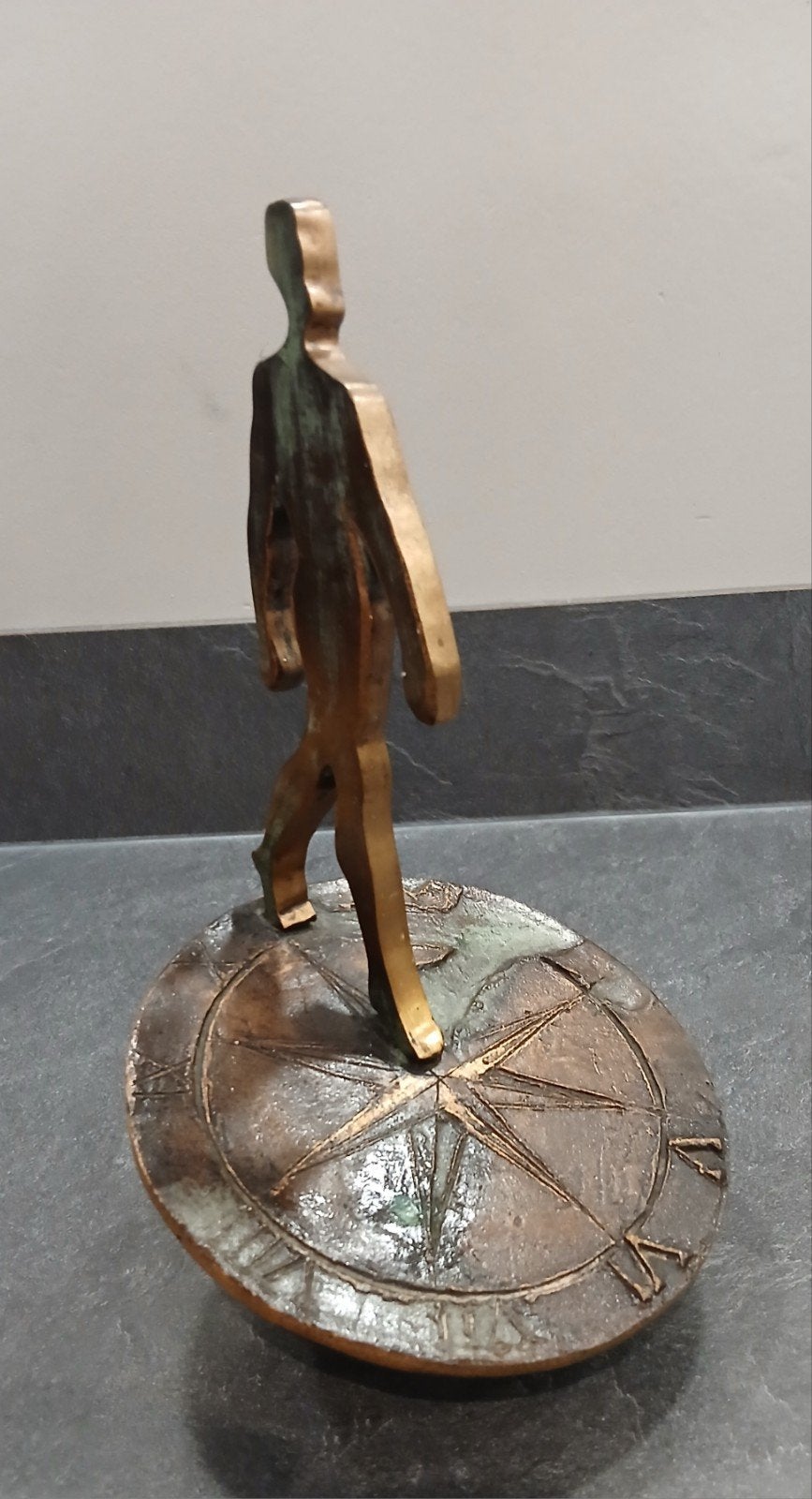Bronzen beeld " mens op de zonnewijzer", Ophalen of Verzenden