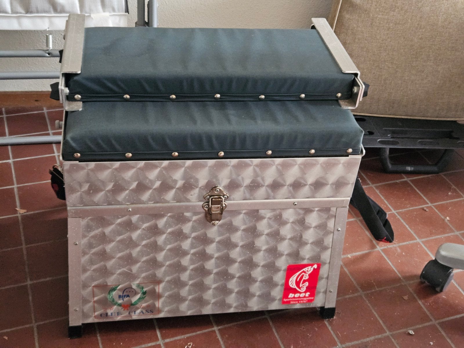 Viskoffer met zitje en rugleuning - Ideaal voor vissers, Ophalen of Verzenden, Gebruikt, Koffer of Tas