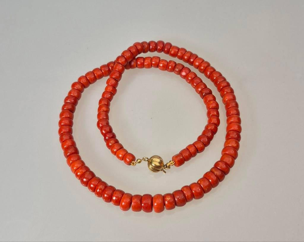Antiek bloedkoralen halssnoer met gouden sluiting, Sieraden, Tassen en Uiterlijk, Antieke sieraden, Ophalen of Verzenden, Goud